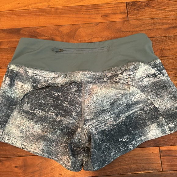 Lululemon speed up shorts size 4 length 4inches - Picture 2 of 6